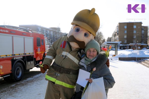 МЧС спешит с цветами: в центре Сыктывкара сотрудники спасательного ведомства дарили горожанкам тюльпаны
