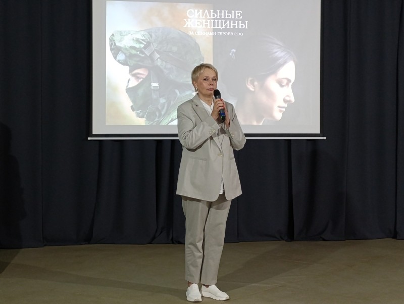 В Усинске организовали фотовыставку "Сильные женщины за спинами героев СВО"

