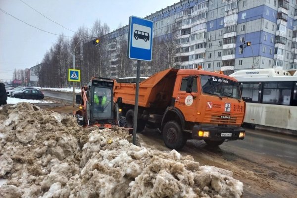 Коммунальщики Сыктывкара попросили горожан набраться терпения из-за обилия снежной каши