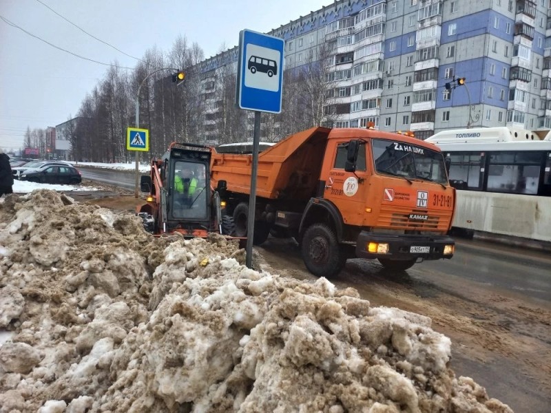 Коммунальщики Сыктывкара попросили горожан набраться терпения из-за обилия снежной каши