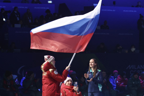 Российские спортсмены с флагом прошли на церемонии закрытия Паралимпиады