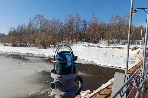 Вандалы продолжают бить фонари на наплавном мосту в сыктывкарском м. Заречье