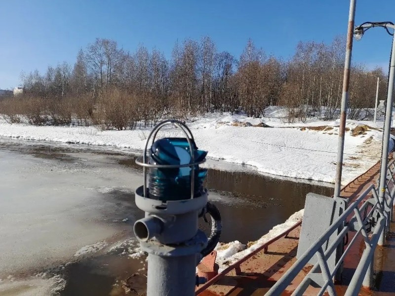 Вандалы продолжают бить фонари на наплавном мосту в сыктывкарском м. Заречье