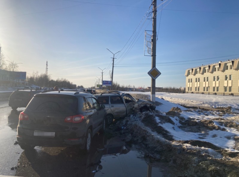 В Усинске 74-летний водитель ВАЗа госпитализирован после столкновения с Volkswagen