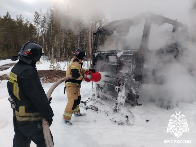 На автодороге Сыктывкар - Ухта тушили грузовик