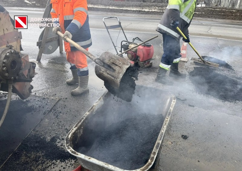 В столице Коми начался сезон ямочного ремонта дорог