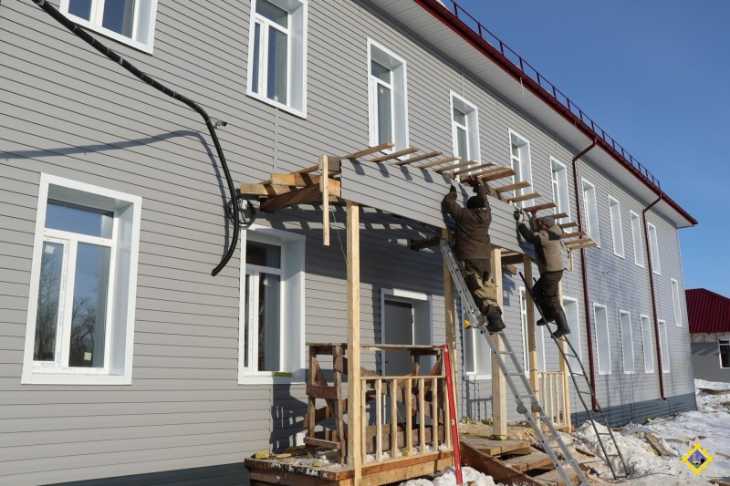 Глава Инты Григорий Николаев проверил ход строительства школы в с. Петрунь