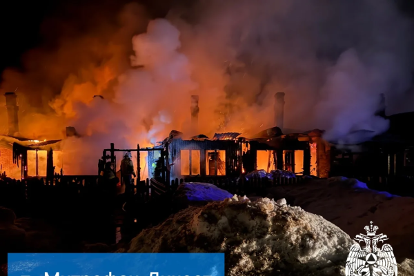 В троицко-печорском поселке сгорел жилой дом, спасены два человека