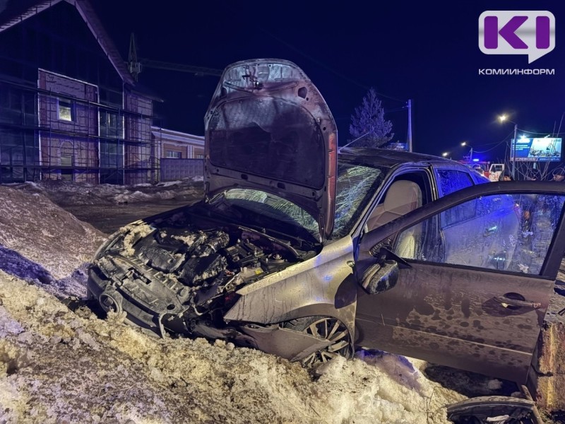В Сыктывкаре водитель на Lada Granta врезалась в бетонный забор