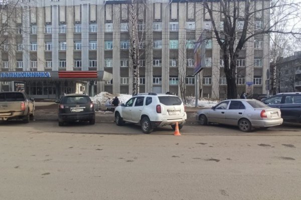В Сыктывкаре водитель сбила пешехода у поликлиники