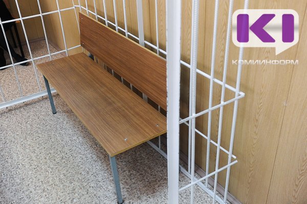 В Выльгорте мужчина не попал в гостиницу и сорвал злость на чужом автомобиле


