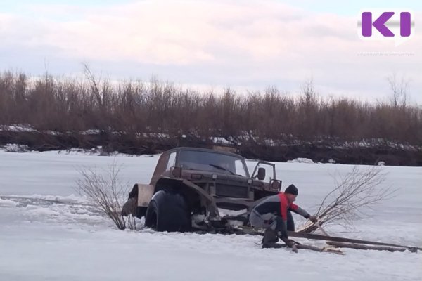В Троицко-Печорске снегоболотоход застрял на реке - потребовалась помощь спасателей 