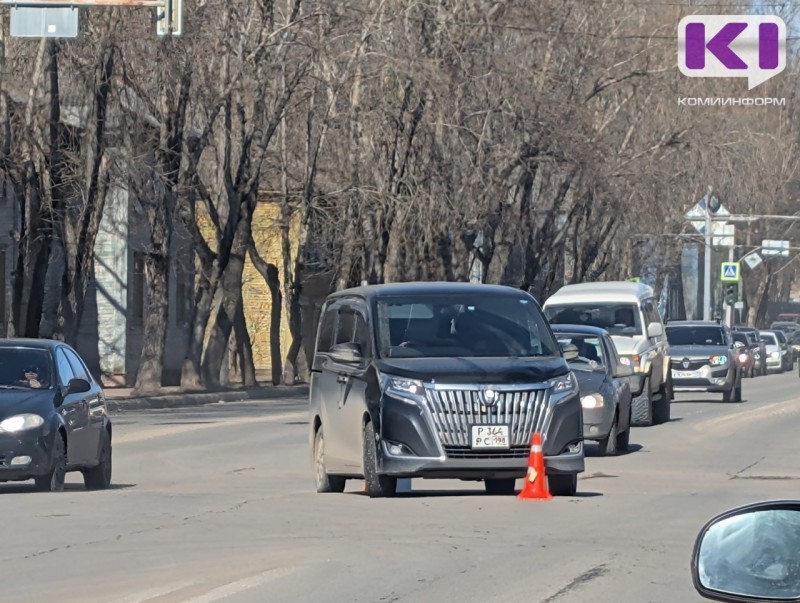 Водитель электросамоката угодил под колеса автомобиля в Сыктывкаре