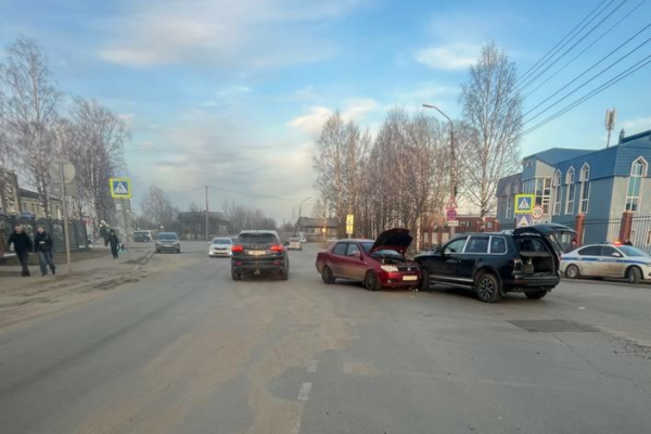 В Сыктывкаре водитель без прав на Touareg пошел на обгон и протаранил встречный Fiat