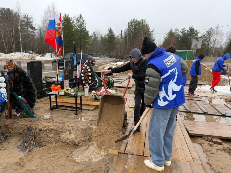 "Единая Россия" привела в порядок Аллею Героев в Сыктывкаре