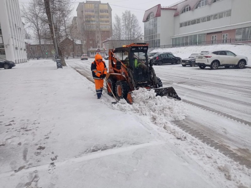 Дорожники Сыктывкара перешли на усиленный режим работы в связи со снегопадом
