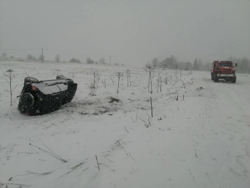 В Усть-Вымском районе Chevrolet Niva опрокинулась в кювет: пострадали водитель и пассажирка
