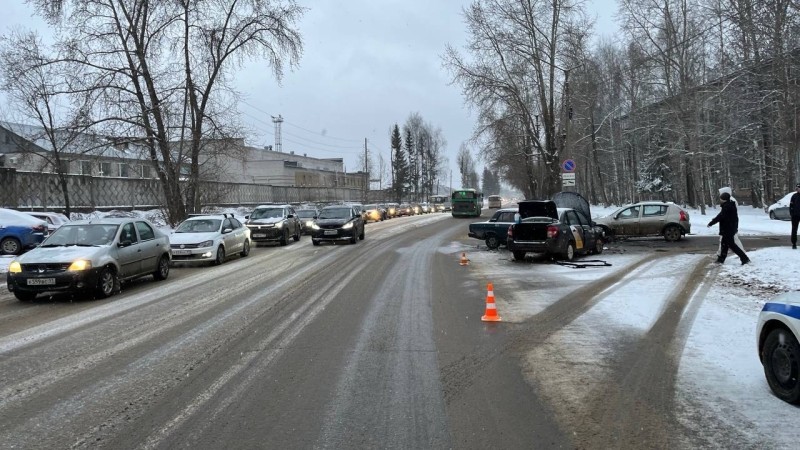 В Сыктывкаре водитель ВАЗа выехал на "встречку" и столкнулся с Lada: госпитализирована пассажирка