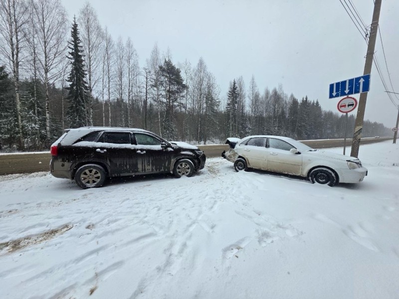 В Эжве водитель-новичок на Chevrolet вылетела на "встречку" и столкнулась с Kia