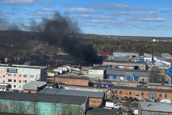 В Ухте устраняют пожар на территории транспортной компании 