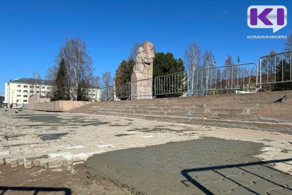 В Сыктывкаре приступили к восстановлению брусчатки на Стефановской площади с помощью металлических форм