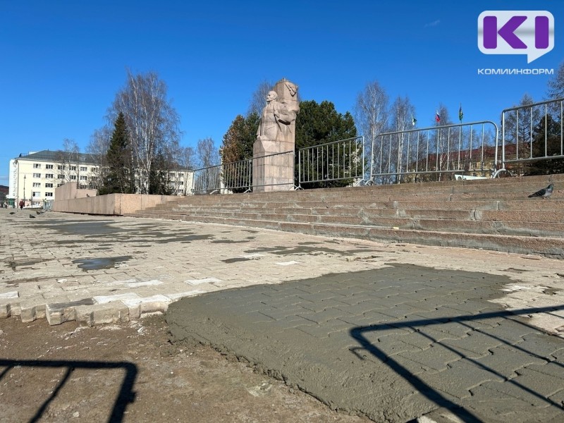 В Сыктывкаре приступили к восстановлению брусчатки на Стефановской площади с помощью металлических форм