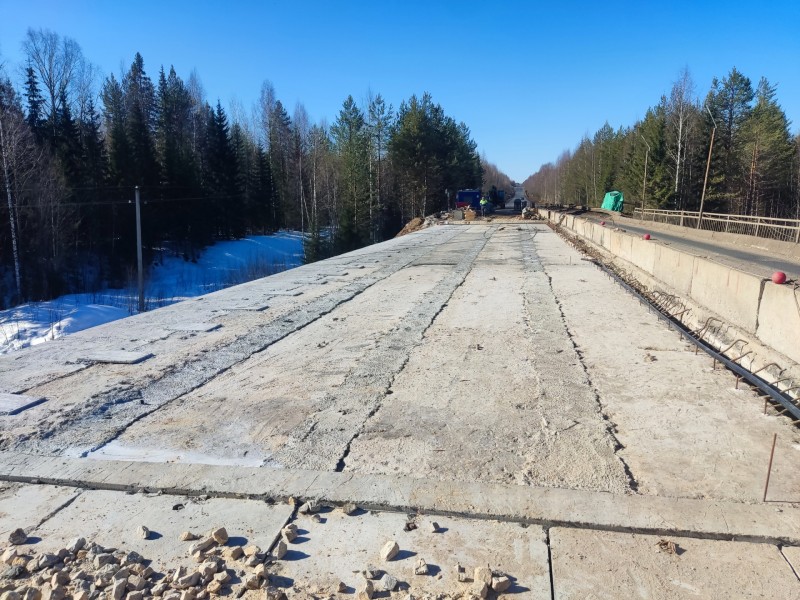 В Корткеросском районе продолжаются работы по ремонту моста через реку Чортас