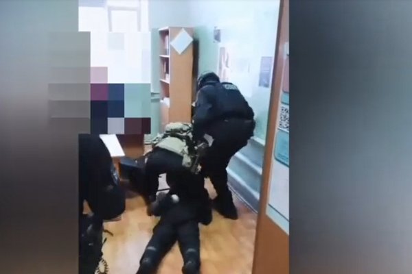 Спецназ Росгвардии оказал силовую поддержку в задержании похитителей комплектующих с железнодорожного предприятия в Сыктывкаре