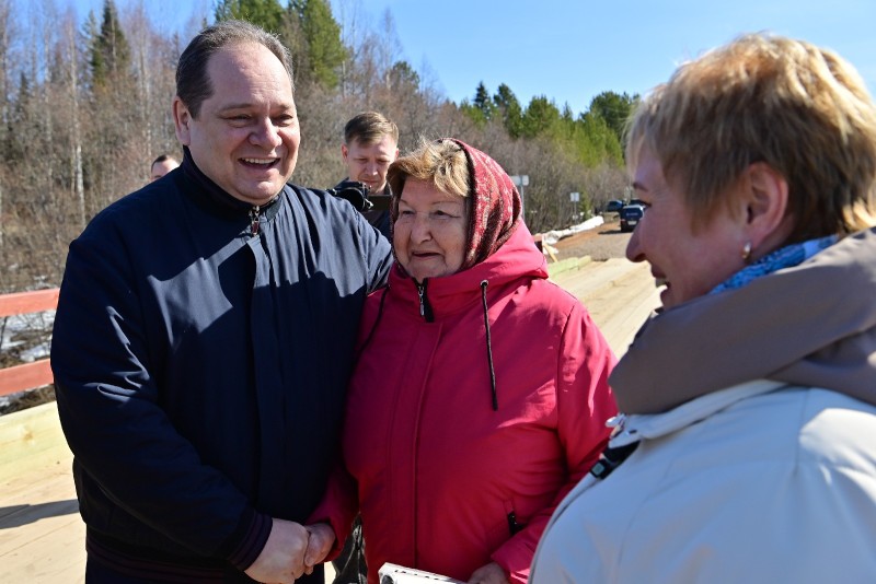 Жители Усть-Куломского района поблагодарили Ростислава Гольдштейна за новый мост через реку Кужъю
