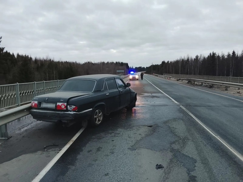 В Прилузье не пристёгнутый ремнями безопасности водитель "Волги" врезался в ограждение на мосту