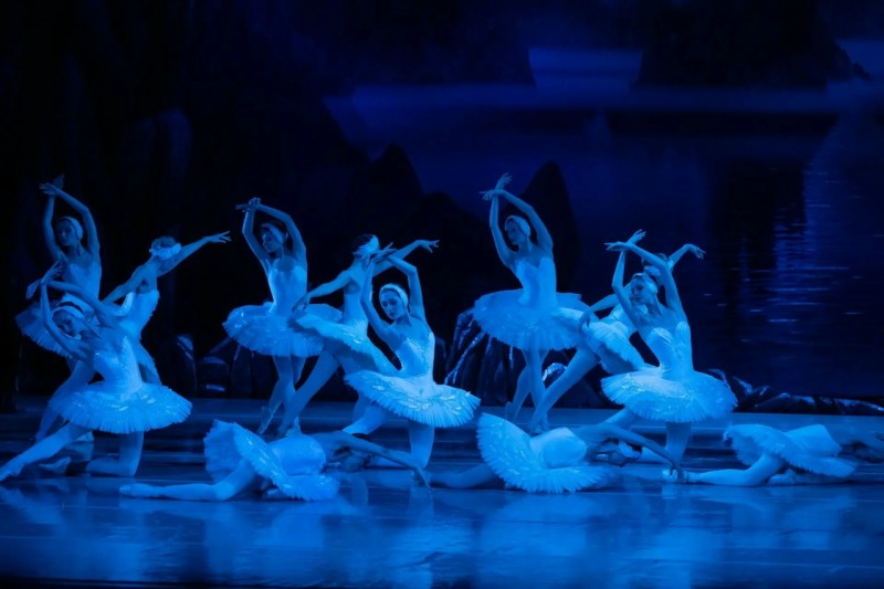 "Лебединое озеро" вдохновило: молодые балерины переезжают в Сыктывкар