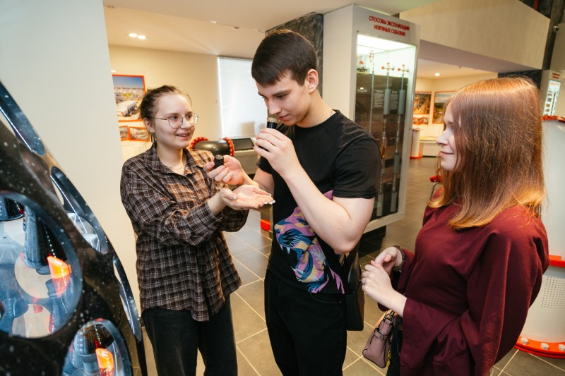 В Усинске открылась выставка к юбилею Георгия Чернова

