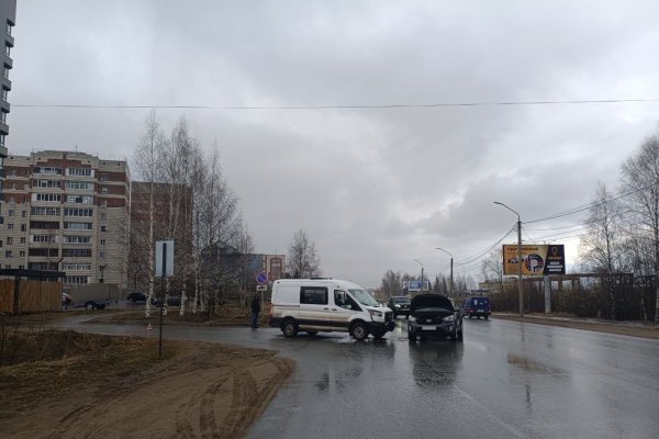 В Сыктывкаре столкнулись микроавтобус и легковушка, пострадала девочка-подросток
