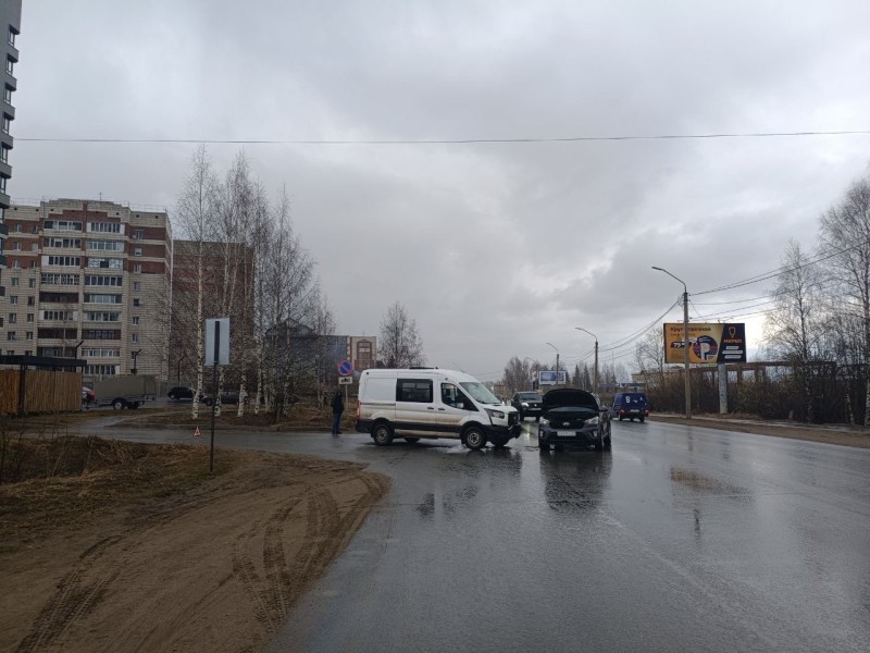 В Сыктывкаре столкнулись микроавтобус и легковушка, пострадала девочка-подросток