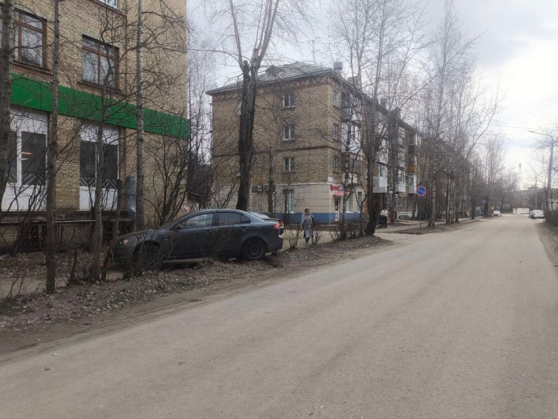 В Ухте водитель выехал на тротуар и оказался в спецприемнике 