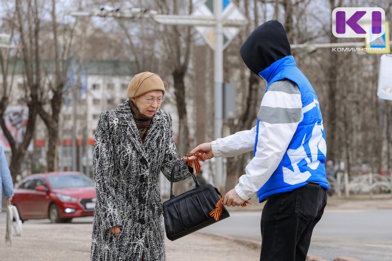 Символ памяти у сердца: в Сыктывкаре стартовала раздача георгиевских лент 