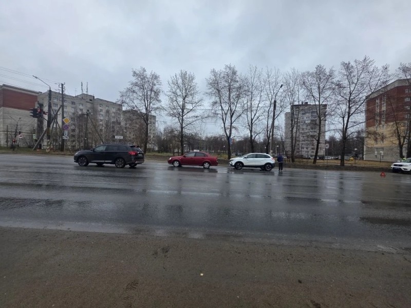 В Эжве водитель "Лады" догнал на проспекте Бумажников Chevrolet