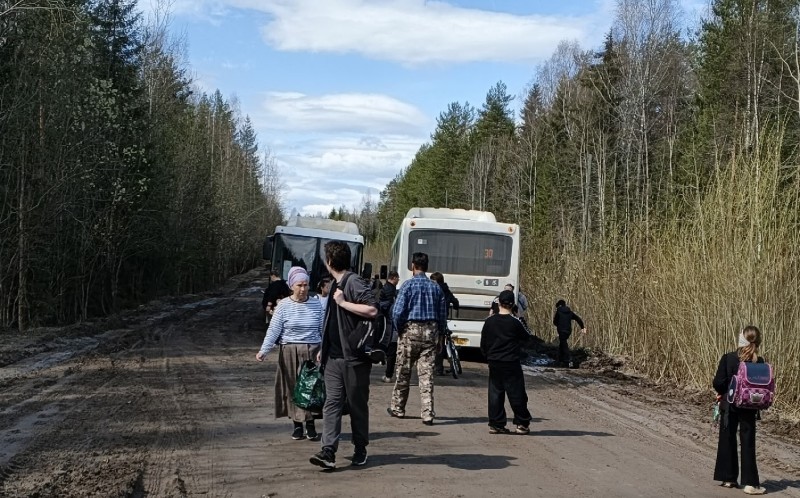 В Сыктывкаре на автодороге, проходящей через дырносские дачи, застряли сразу два рейсовых автобуса