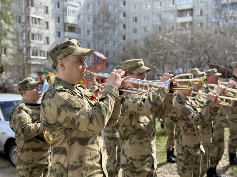 В Сыктывкаре росгвардейцы организовали "Парад у дома ветерана" в честь Дня Победы 