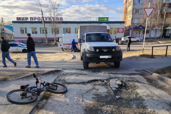 В Усинске во дворе дома ребенок-велосипедист попал под машину 