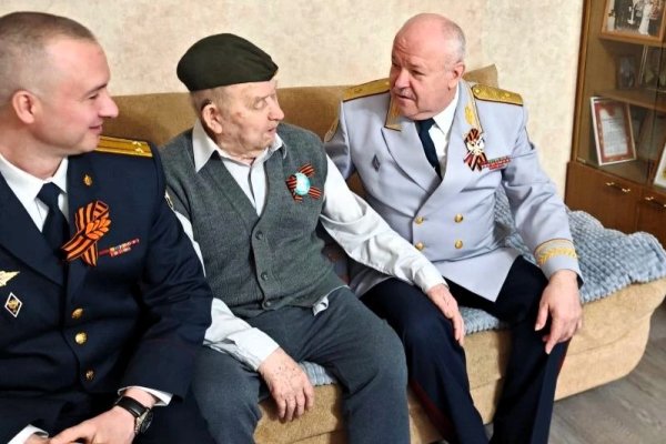 Начальник УФСИН Дмитрий Коновалов поздравил ветерана Великой Отечественной войны Василия Попова с Днем Победы