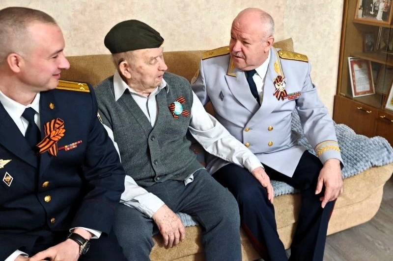 Начальник УФСИН Дмитрий Коновалов поздравил ветерана Великой Отечественной войны Василия Попова с Днем Победы