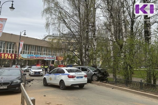 В Сыктывкаре иномарка впечаталась в ограждение у филармонии