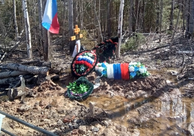В Микуне отсыпят песком подтопленную могилу участника спецоперации