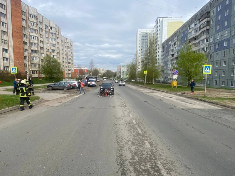 В Сыктывкаре иномарка сбила девушку-велосипедистку