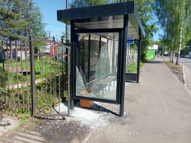 Вандалы повредили остановку на Октябрьском проспекте в Сыктывкаре