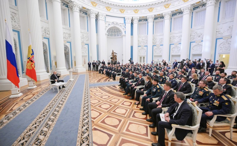 Владимир Путин призвал выпускников "Времени героев" работать в команде