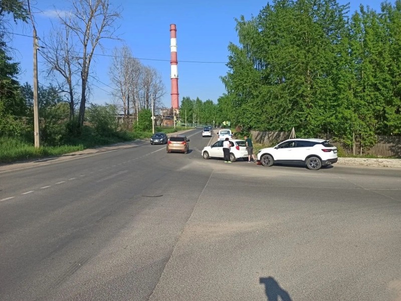 На перекрестке Старовского - Элеваторной в Сыктывкаре столкнулись Geely и Datsun