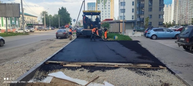 На Тентюковской в Сыктывкаре дорожники приступили к асфальтированию тротуаров