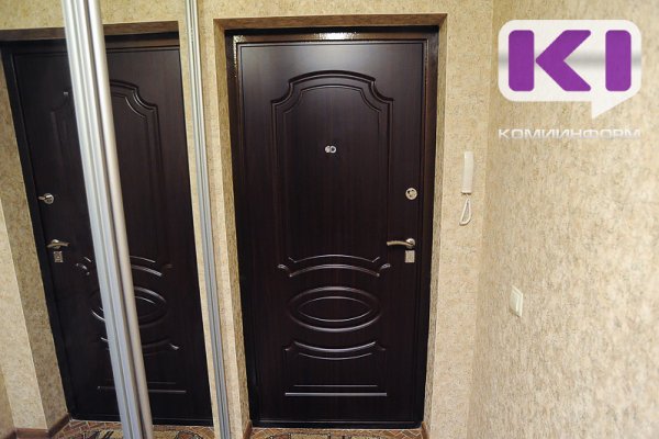 Сыктывкарские спасатели вызволили детей из запертой квартиры 